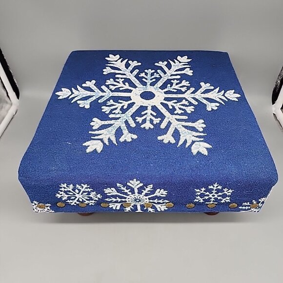 Traditional Style White Snowflake Tapestry Footstool 12.25" x 12.12" x 6.37" - Picture 1 of 8